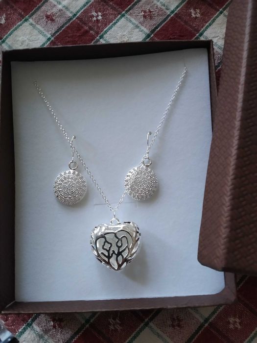 Нов, дамски сребърен комплект- гривна и колие с цветя/ сърца/.В кутия.