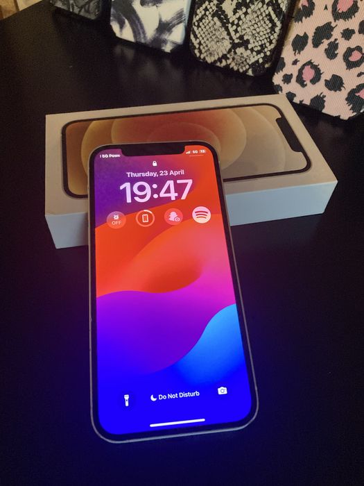 Продавам Iphone 12  white