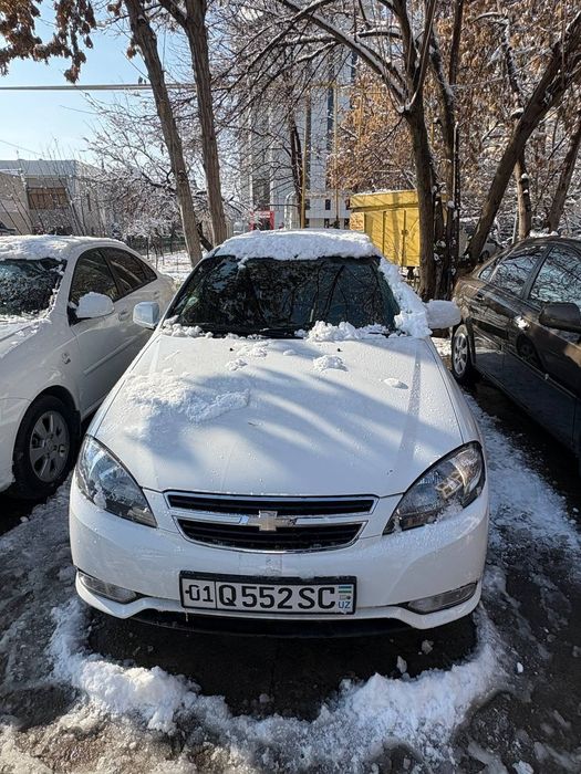 Chevrolet Gentra lyukli