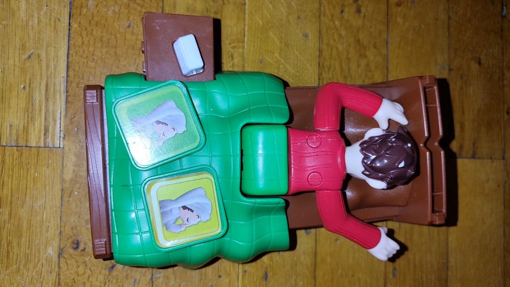 Jucărie băiat dormind în pat