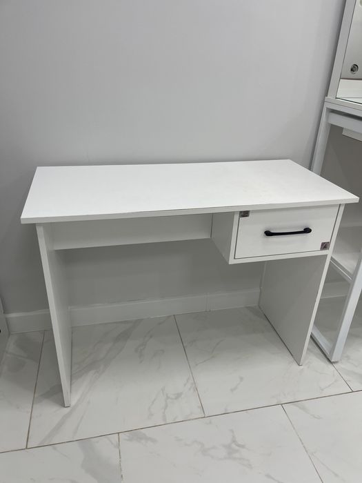 Продам маникюрный стол