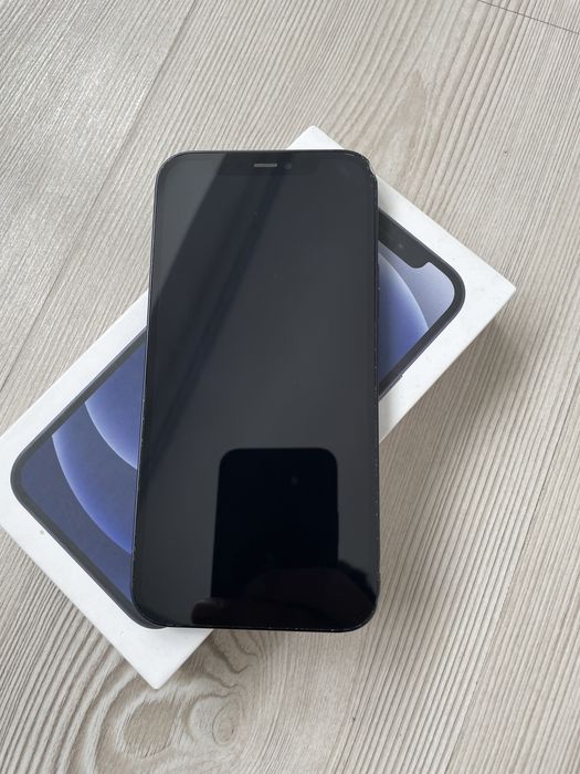 Iphone 12 spart pe spate 83% sanateatea bateriei