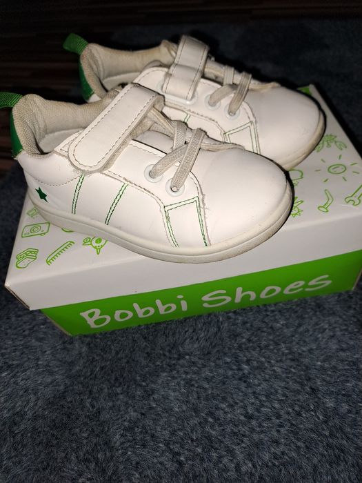 Adidași și sandale noi pentru copii