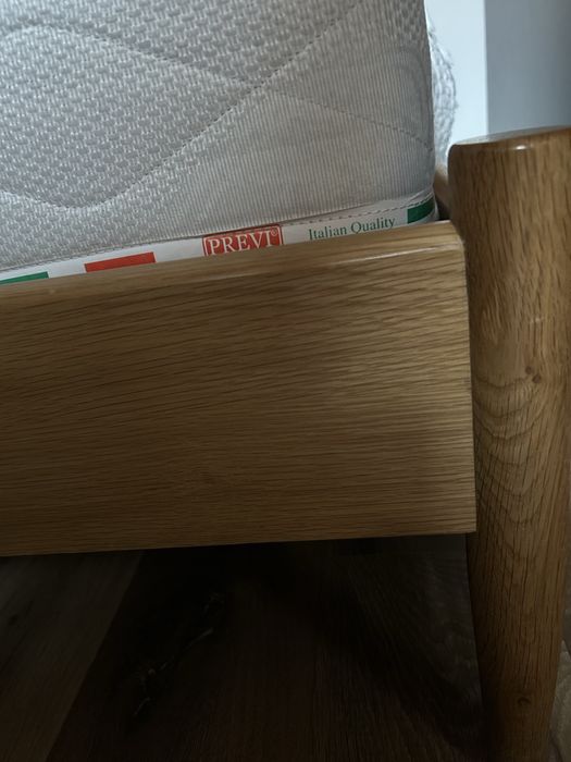 Pat din lemn masiv, cu spate ratan