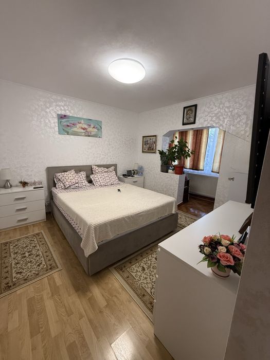 Vand apartament 3 camere + 2 balcoane inchise, decomandat, zona Tomesti