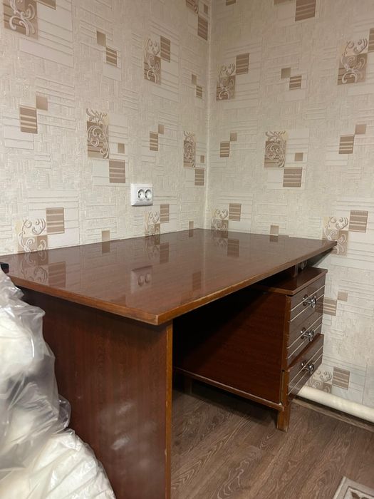 Продам стол и полку.