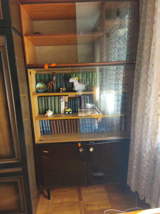Книжные полки и шкафы.