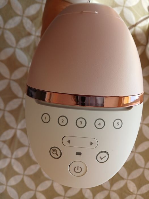 Продавам фотоепилатор Philips BRI945/00 Lumea