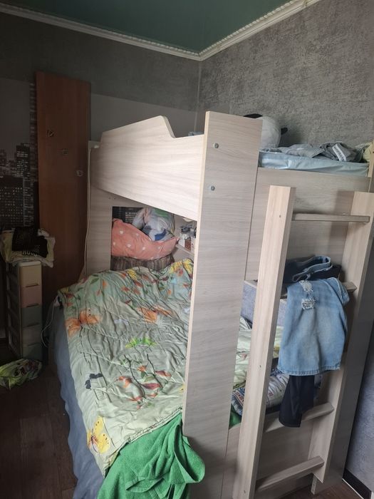 Продам двухъярусную кровать-диван.