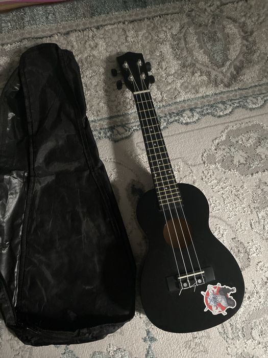 Укулеле черная в хорошем состояний