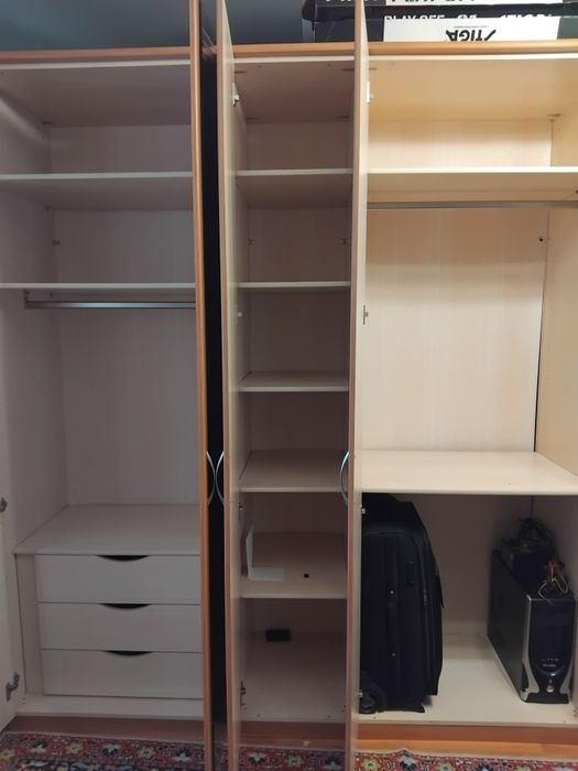 Шкаф большой с зеркалом.