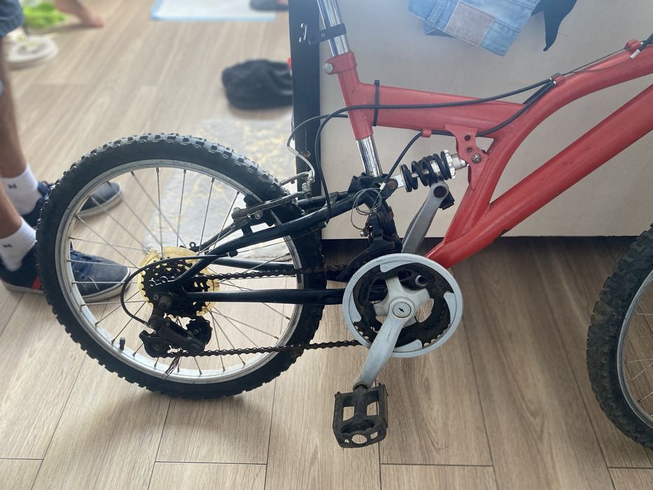 Bicileta cu suspensii