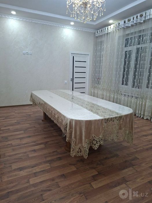 Большой гостиный стол из натурального ореха со стульями на 12 персон