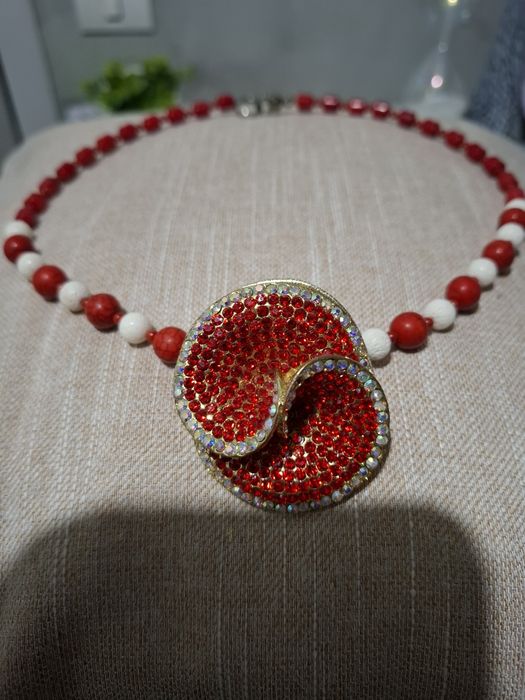 Colier coral rosu și alb cu un design ultramodern45 cm lungime