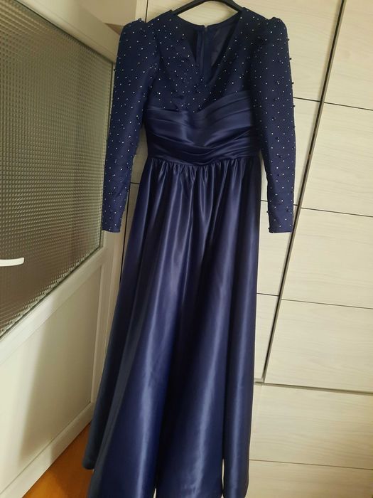 Rochie eleganta,cu umerii ridicați