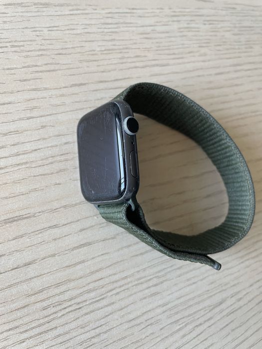 Продам  часы Apple Watch Series 4, 44 мм.