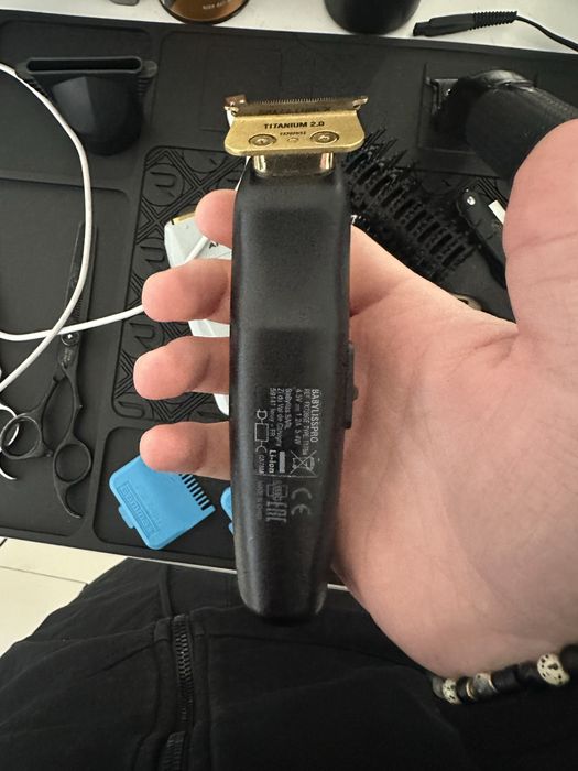 Vand Rovra Voron impreuna cu un trimmer babyliss cu lame noi pe el