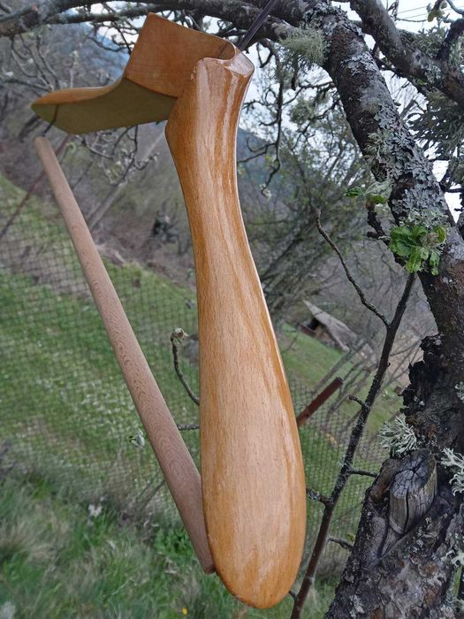 Масивна луксозна закачалка за дрехи лакирано дърво