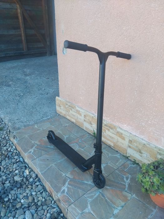 Vând trotinetă neagră