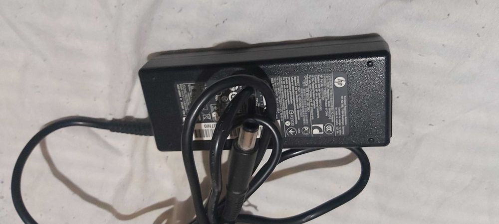 Продавам две зарядни за лаптоп