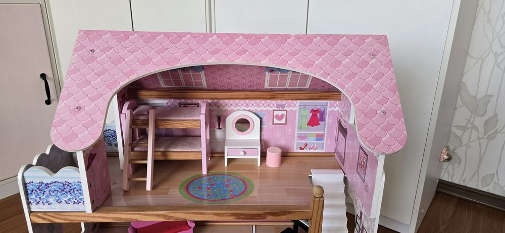 Кукольный домик с мебелью