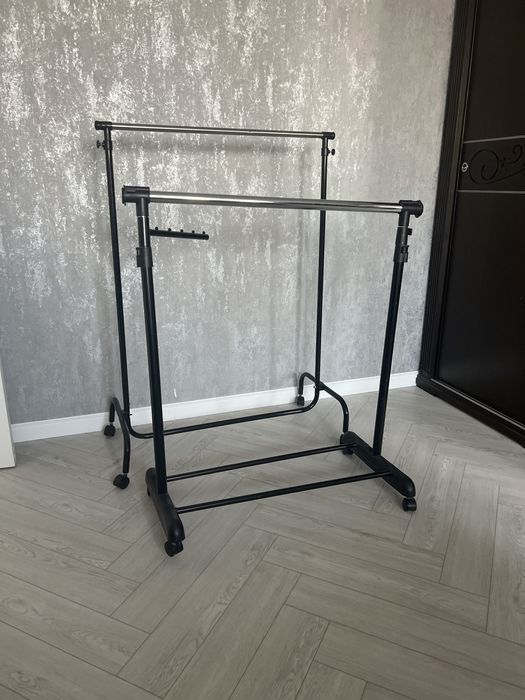 Продам 2 вешалки на колёсах