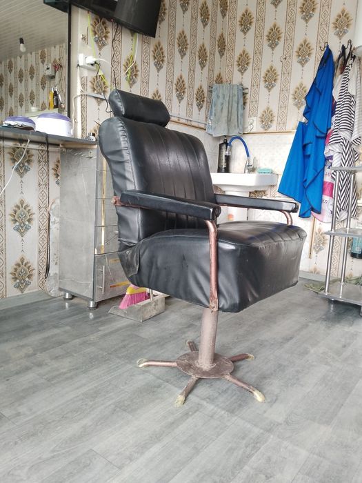 Kreslo salon mebeli sotiladi srochno 250ming