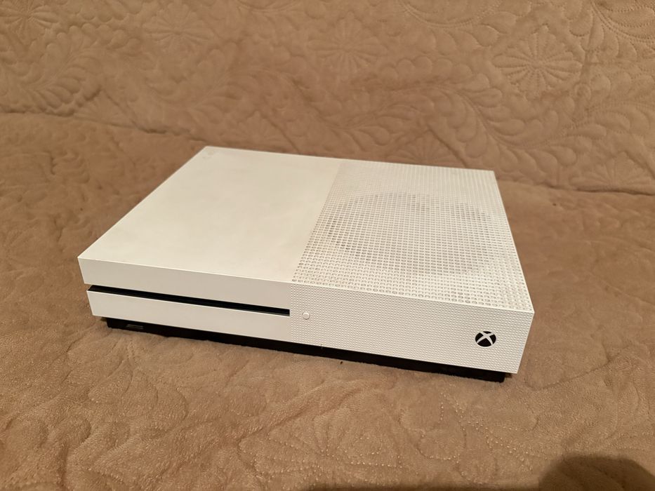 Vând Xbox One 1TB