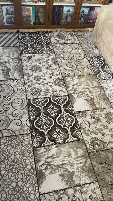 ковер кремового цвета