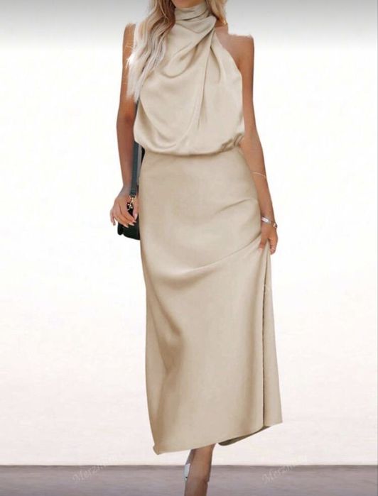 Бежова сатенена рокля