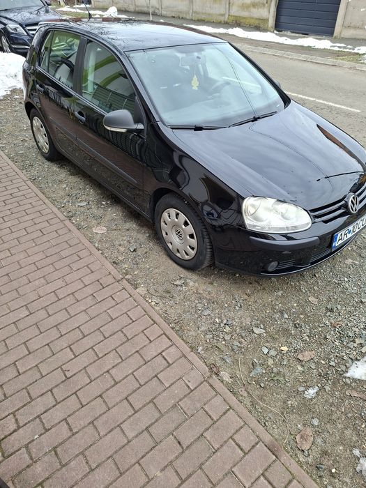 Volkswagen Golf 5  cu cel mai fiabil motor pentu oras