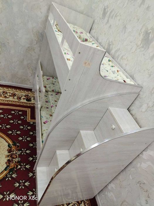 Bolalar uchun ikki qavatli karavot