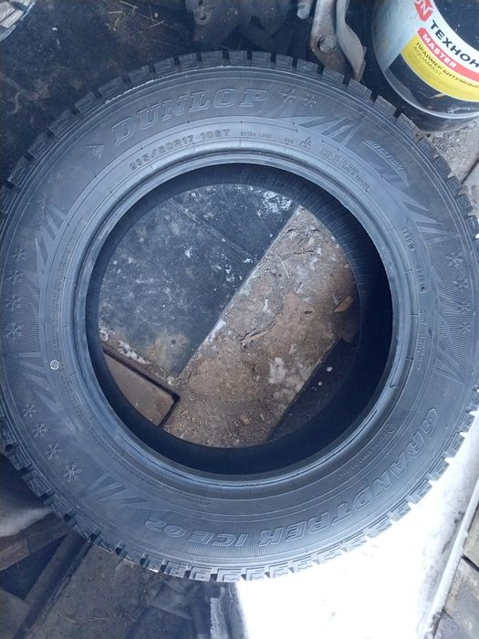 2 шины Dunlop 235 60 R17.