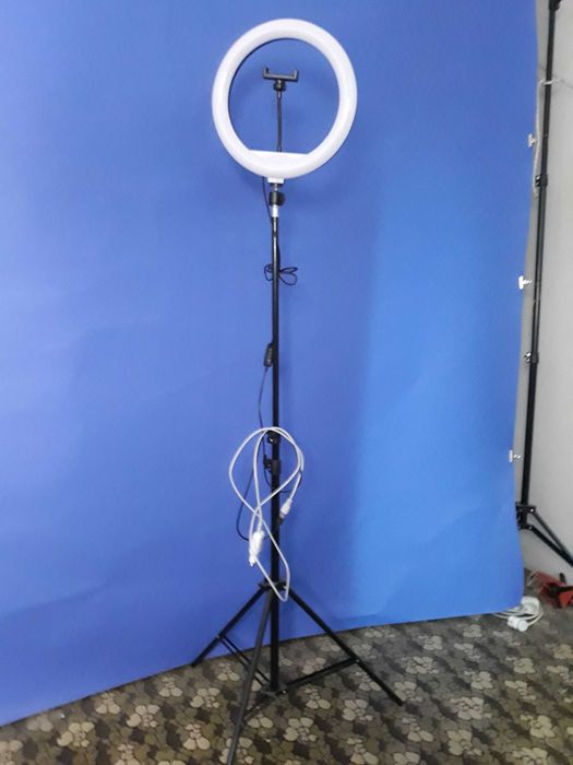 Colorama LLCO191 ChromaBlue фото фон хартия 2.72м x 8.40м – като нова + LED осветление и RGB рингово Описание
