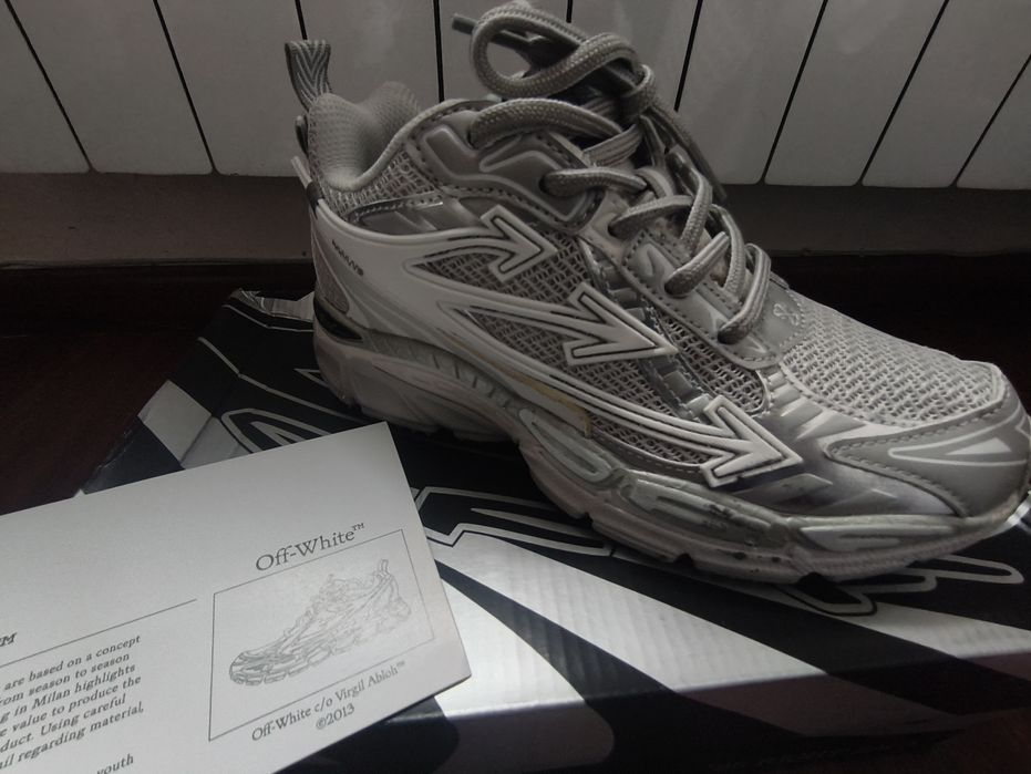 Кроссовки бренда Off-White, модель Be Right Back.