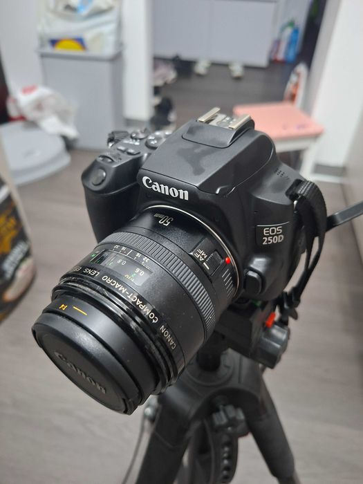 DSLR Canon EOS 250D