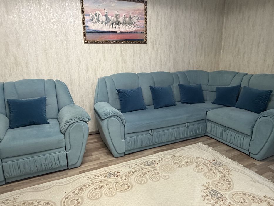Диван угловой и кресло.