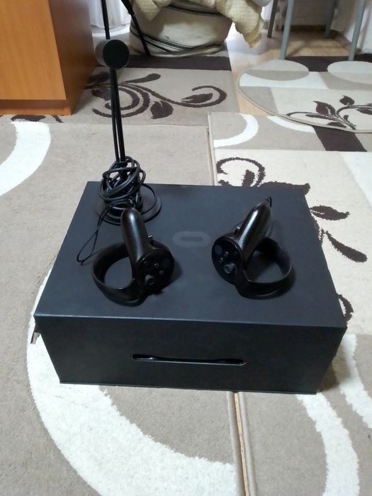 Oculus Rift cv1 cu 2 senzori și controllere touch