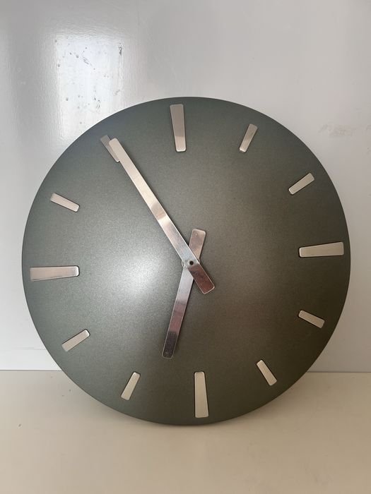 Настольная лампа  и настенные часы