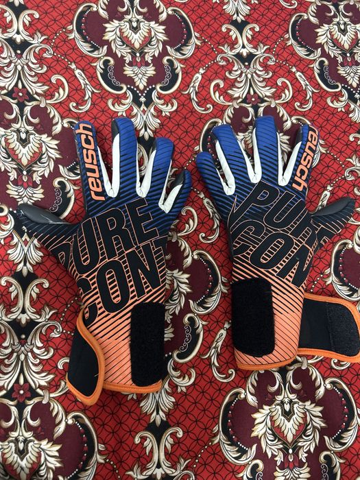 Продам вратарьские перчатки