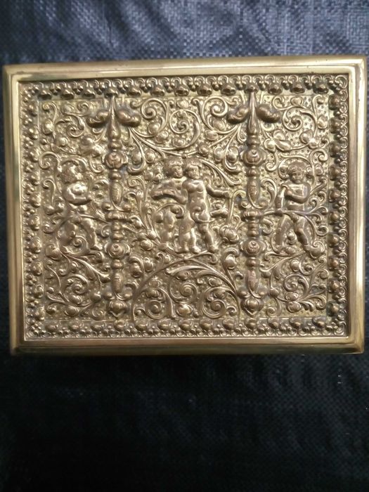 Продавам котия за бижута и друга кам нея Бронзови с Ангели по тях