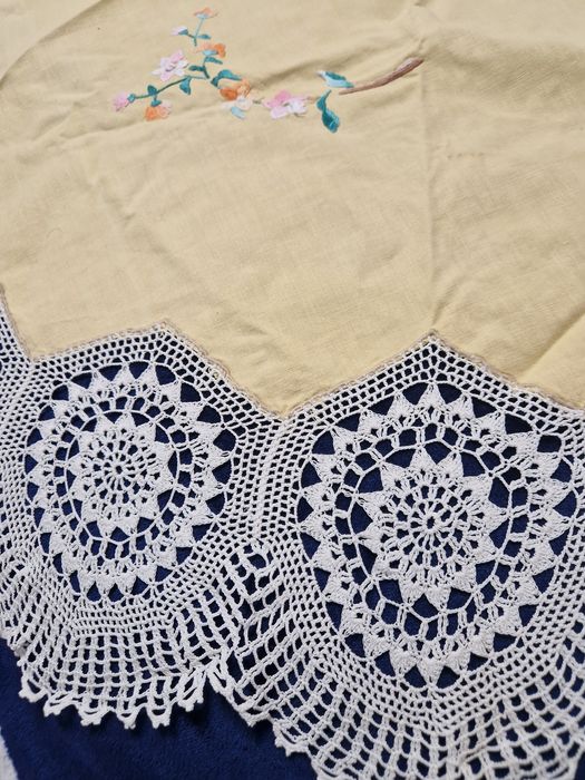 Fata de masa din panza