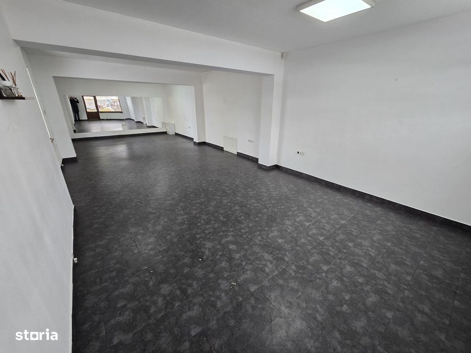 Spatiu comercial cu vitrină la strada si baie proprie