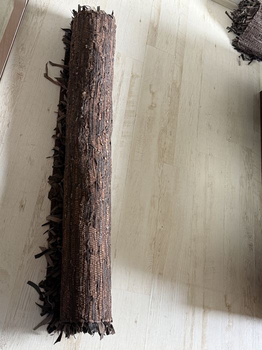 Vand doua covoare din piele naturala