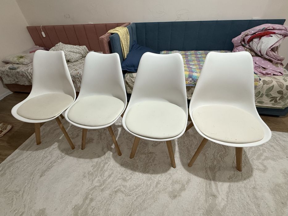 Продаю Стулья 4 шт и ковер