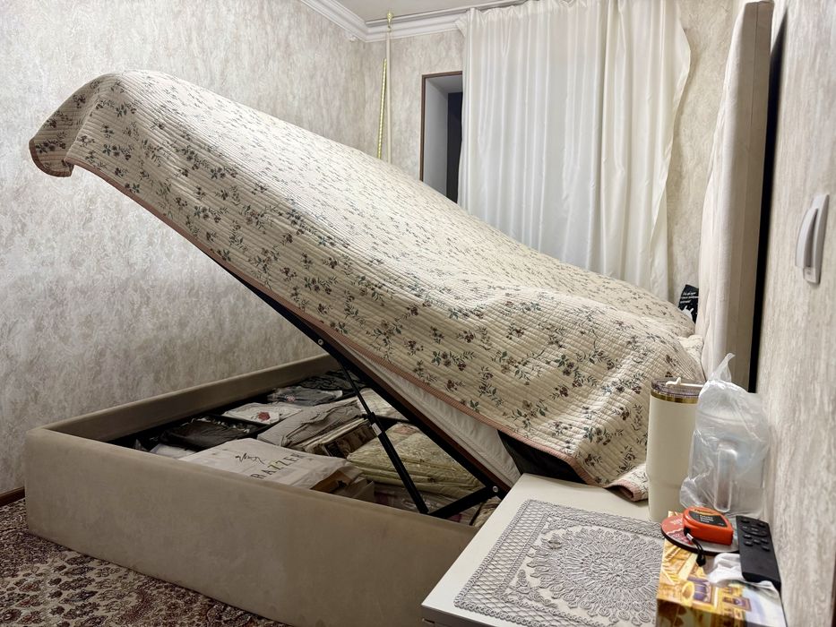 двухспальная кровать с хранением, матрасом и 2-мя тумбами