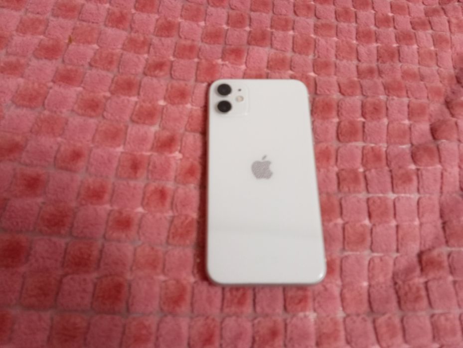 Vând iPhone 11 spart displeiul
