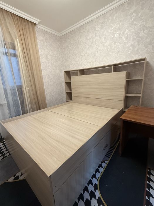 Продам двуспальную кровать без матраса