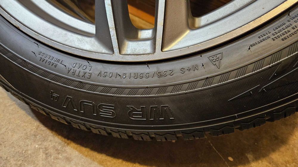 Гуми 19" 235/55 зимни