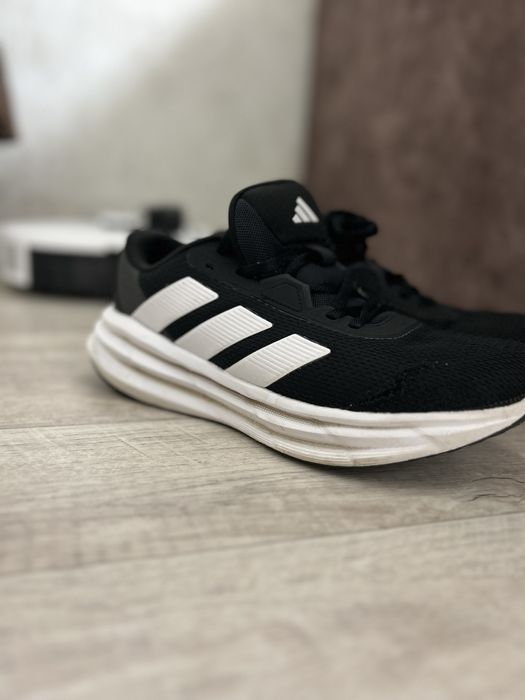 Кроссовки адидас